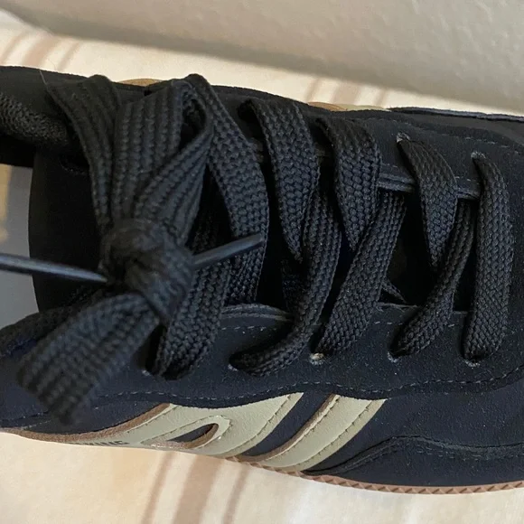 Stylish Black and Tan Women's Sneakers - Picture 11 of 12